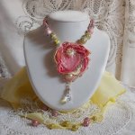 Collier Coeur Tendre brodé avec un ruban de soie Rose et Jaune, des perles en céramique, des Cristaux de Swarovski et des rocailles